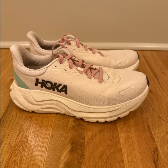 Hoka Women’s Arahi 8 Cream and Pink Athletic Sneakers - Picture 3 of 6